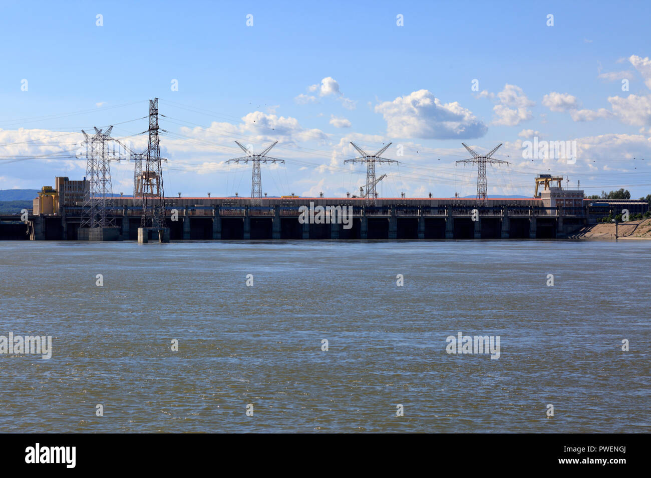 Serbien, Rumänien Südkarpaten, Serbische Karpaten, Banat in den Bergen, Fluss Kreuzfahrt auf der Donau, Iron Gate Kraftwerk 2, Wasserkraftwerk, djerdap 2, Derdap 2, Wasserkraftwerk, Wehr, Hochspannung Strommasten, Donau Kraftwerk, run-of-the-fluss Kraftwerk, Flusslandschaft, Donau Landschaft, Donau Navigation Stockfoto