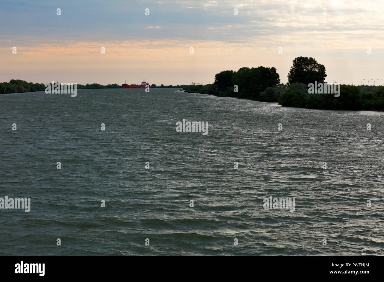 Rumänien, Tulcea County, Dobrudscha, Dobruja, Donaudelta, Biosphärenreservat Donaudelta, River Delta, Estuary, Donau Mund bis zum Schwarzen Meer, Arm Sulina, Flusslandschaft, Donau Landschaft, Abendstimmung, Weltkulturerbe der UNESCO, natürliche Sehenswürdigkeit Stockfoto