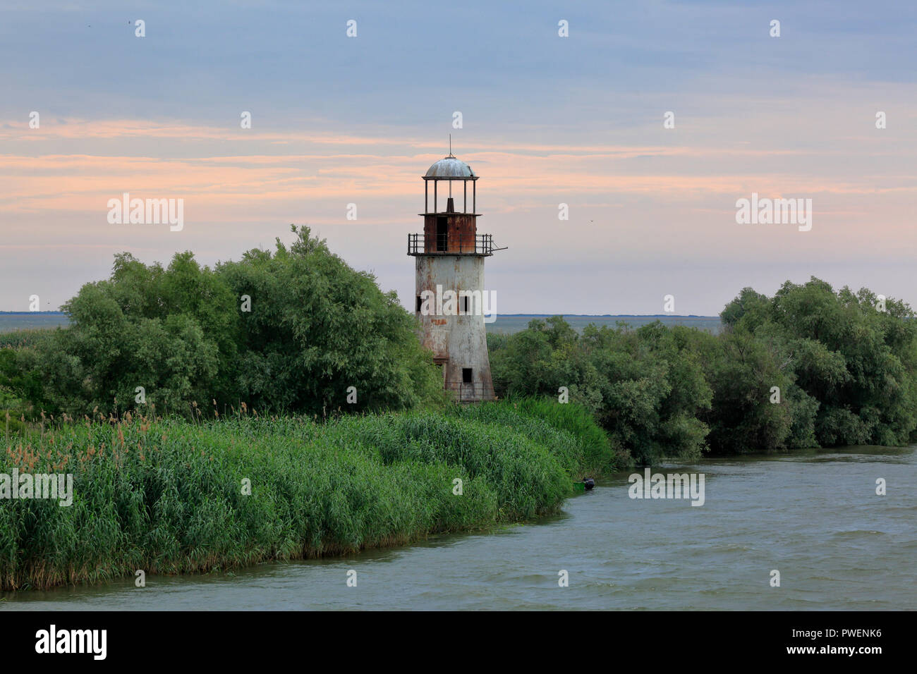 Rumänien, Tulcea County, Dobrudscha, Dobruja, Donaudelta, Biosphärenreservat Donaudelta, River Delta, Estuary, Donau Mund bis zum Schwarzen Meer, der Alte Leuchtturm in Sulina am Arm Sulina, Ufer, Fluss Landschaft, Donau Landschaft, UNESCO-Weltkulturerbe, natürliche Sehenswürdigkeit Stockfoto