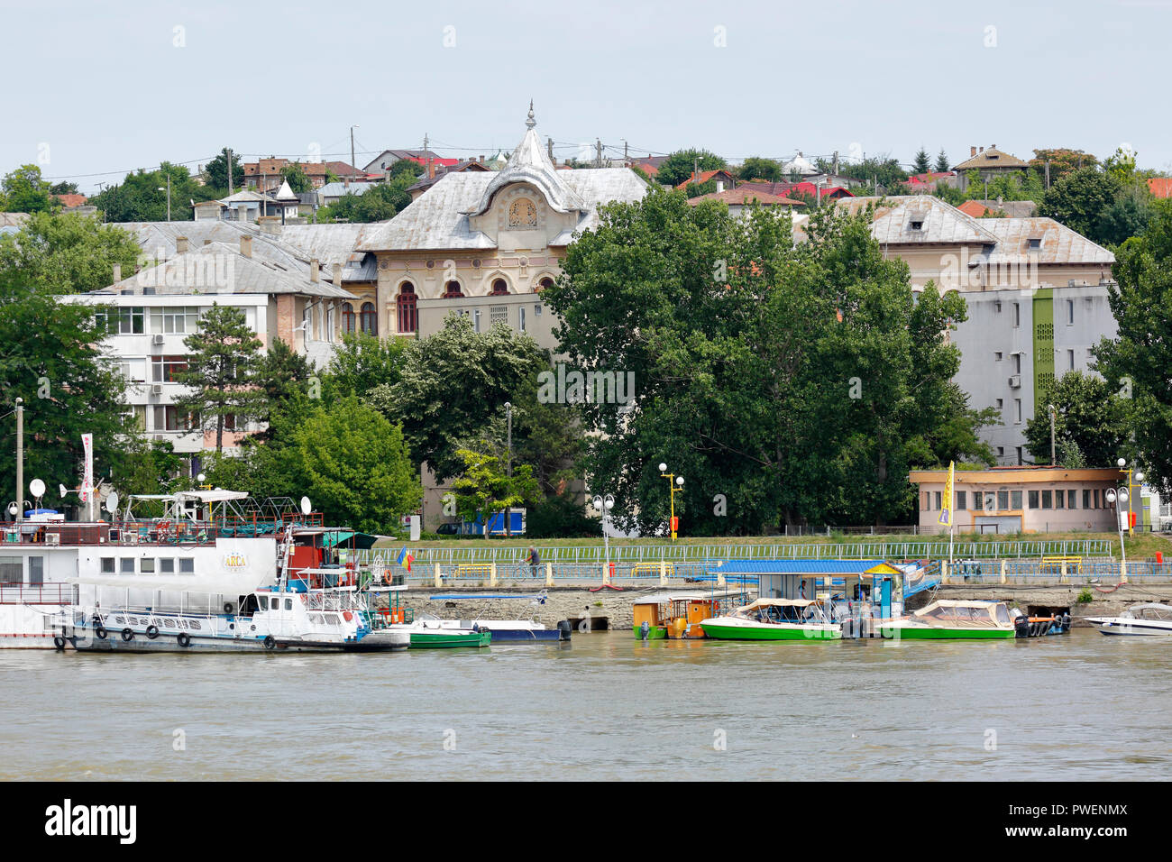 Rumänien, Tulcea an der Donau, Saint George Zweig, Tulcea County, Dobrudscha, Tor zum Donaudelta, Blick auf die Stadt, Hafen, Spiru Haret, Dobruja High School, Schiffsanlegestelle, Boote Stockfoto