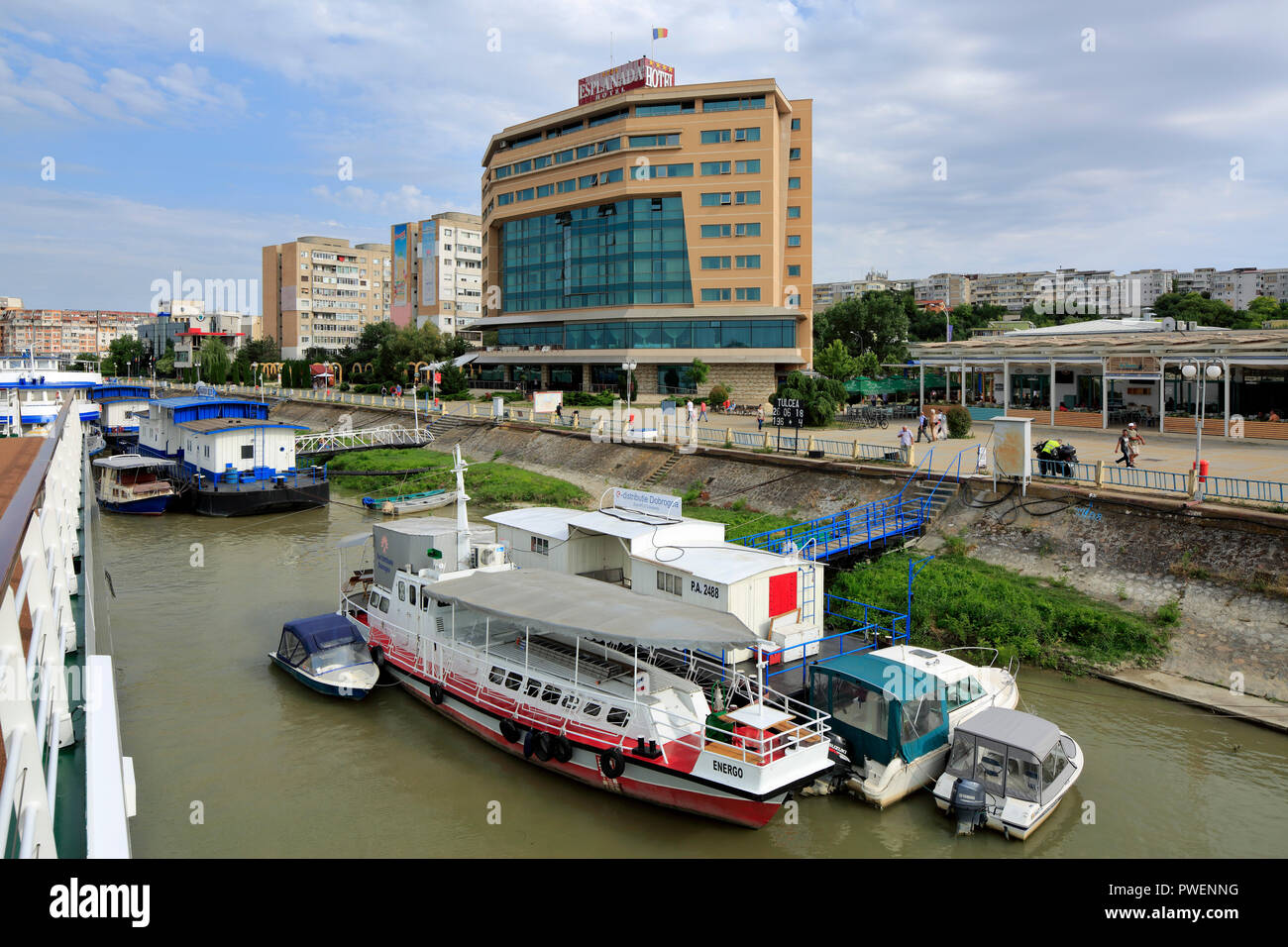 Rumänien, Tulcea an der Donau, Saint George Zweig, Tulcea County, Dobrudscha, Tor zum Donaudelta, Blick auf die Stadt, Hafen, business Häuser und Wohnanlagen, Mehrfamilienhäuser, Wohnblocks, Esplanada Hotel, Donauufer, Riverwalk, Uferpromenade, Schiffsanlegestelle, Schiffe, Boote, Ausflug Schiff, Donau Navigation Stockfoto