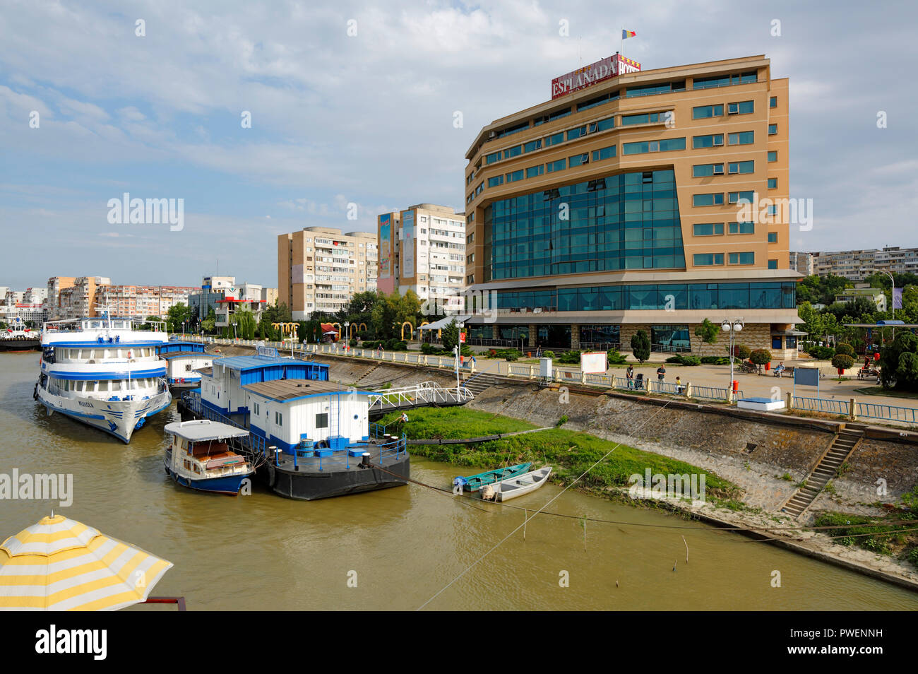 Rumänien, Tulcea an der Donau, Saint George Zweig, Tulcea County, Dobrudscha, Tor zum Donaudelta, Blick auf die Stadt, Hafen, business Häuser und Wohnanlagen, Mehrfamilienhäuser, Wohnblocks, Esplanada Hotel, Donauufer, Riverwalk, Uferpromenade, Schiffsanlegestelle, Schiffe, Boote, Ausflug Schiff, Donau Navigation Stockfoto