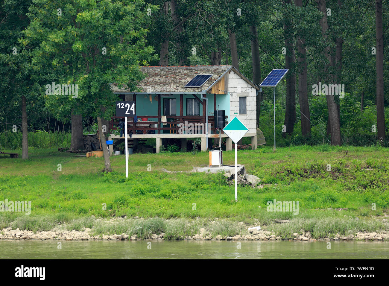 Informationen unterzeichnen, Kilometerstand von über der Donau, 1224 river Kilometer den Fluss Mund verlassen, Donau Navigation, Donauufer, Fisherman's Hütte am Ufer des Flusses, Stromversorgung durch Solarenergie, Flusslandschaft in der Nähe der Lok auf der Donau, Locka Ada Insel, Serbien, Vojvodina Province, South Backa Bezirk, Titel Gemeinde Stockfoto