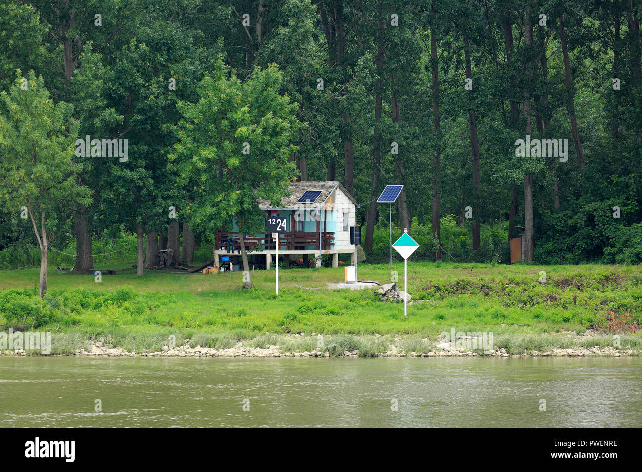 Informationen unterzeichnen, Kilometerstand von über der Donau, 1224 river Kilometer den Fluss Mund verlassen, Donau Navigation, Donauufer, Fisherman's Hütte am Ufer des Flusses, Stromversorgung durch Solarenergie, Flusslandschaft in der Nähe der Lok auf der Donau, Locka Ada Insel, Serbien, Vojvodina Province, South Backa Bezirk, Titel Gemeinde Stockfoto
