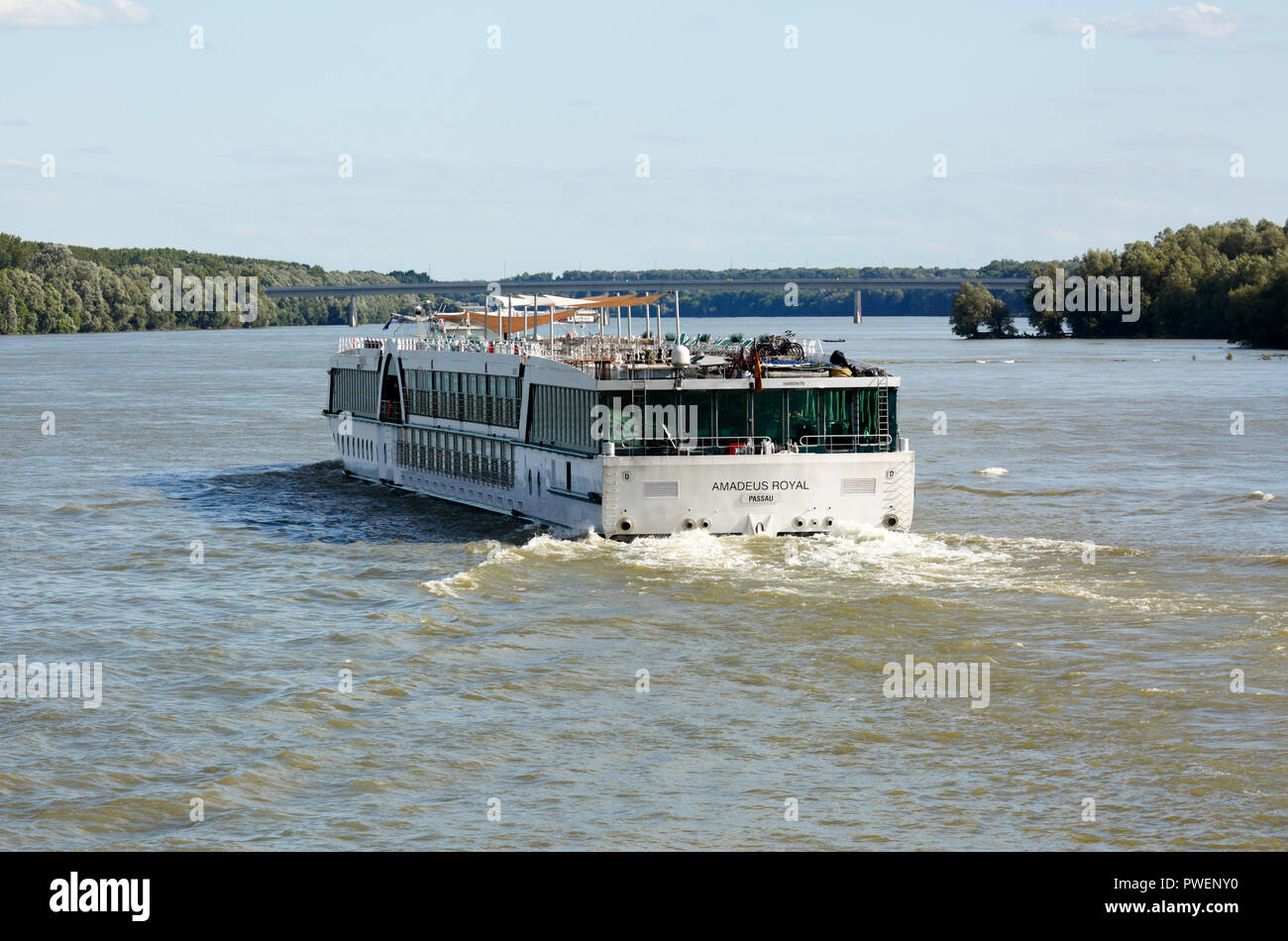 Tourismus, Urlaub, Freizeit, Donau Navigation, Donau Kreuzfahrt, Cruiser Amadeus Royal, Donau Landschaft, Fluss Landschaft in der Nähe von Batina, Osijek-Baranja County, Kroatien Stockfoto