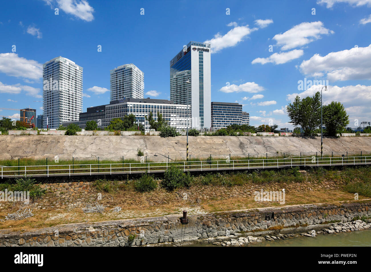 Slowakischen Republik, Slowakei, Bratislava, Hauptstadt, Donau, Kleine Karpaten, Gebäudekomplex, Werbung am Ufer der Donau, Donau Riverwalk, Schutzwand, Hochhäusern, Verwaltungsgebäude, voran die Firma Johnson Controls International, Sitz der Muttergesellschaft ist Irland, Automobilzulieferer, Batterie Technologie, Gebäudetechnik Stockfoto
