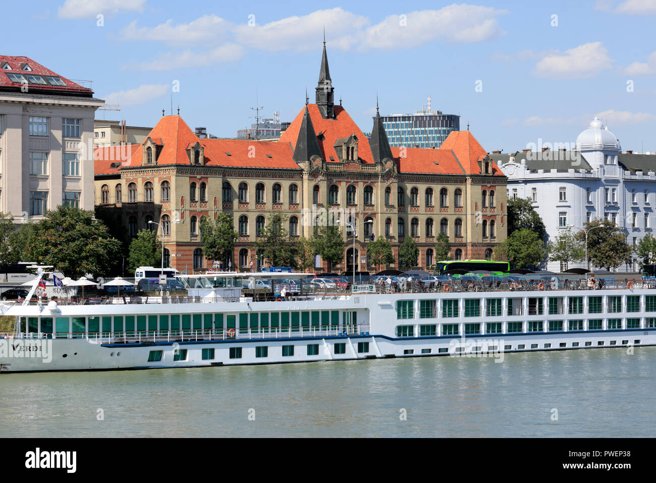 Slowakischen Republik Slowakei Bratislava Hauptstadt Donau Kleine Karpaten Donauufer Donau Riverwalk Cruiser An Eine Schiffsanlegestelle Donau Kreuzfahrt Donau Navigation Hinter Dem Maschinenbau Schule Flusslandschaft Stockfotografie Alamy