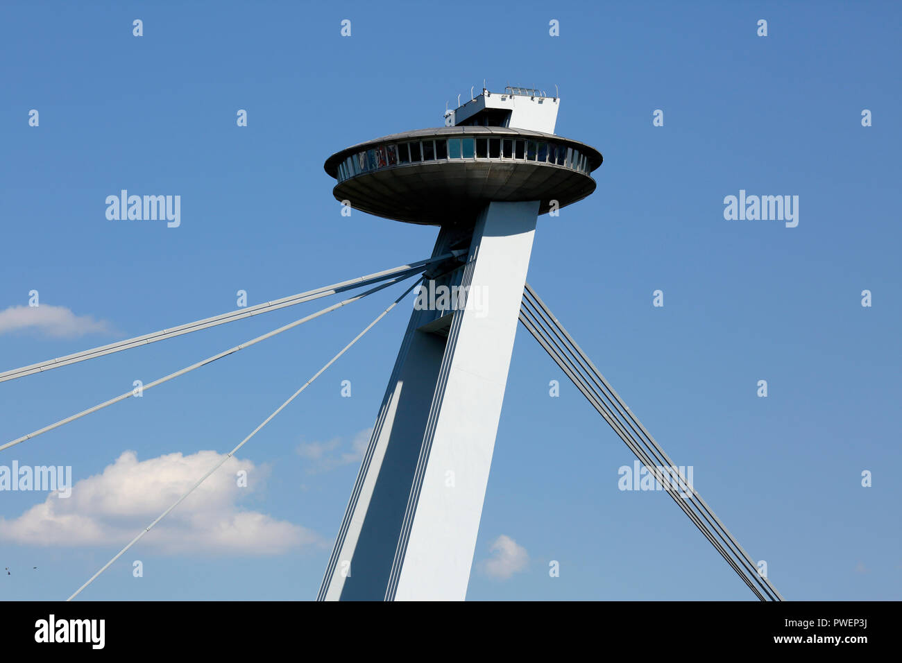 Slowakischen Republik, Slowakei, Bratislava, Hauptstadt, Donau, Kleine Karpaten, Brücke der Slowakischen Nationalen Aufstandes, Neue Brücke, Donau brücke mit UFO Tower Restaurant, fliegende Untertasse, Teilansicht Stockfoto