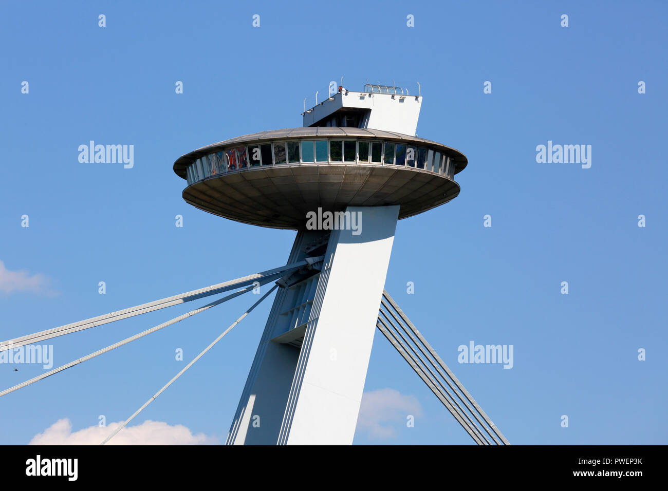 Slowakischen Republik, Slowakei, Bratislava, Hauptstadt, Donau, Kleine Karpaten, Brücke der Slowakischen Nationalen Aufstandes, Neue Brücke, Donau brücke mit UFO Tower Restaurant, fliegende Untertasse, Teilansicht Stockfoto