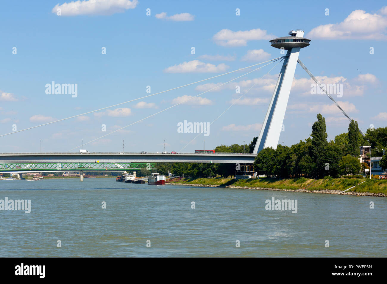 Slowakischen Republik, Slowakei, Bratislava, Hauptstadt, Donau, Kleine Karpaten, Brücke der Slowakischen Nationalen Aufstandes, Neue Brücke, Donau brücke mit UFO Tower Restaurant, fliegende Untertasse, Donau Landschaft Stockfoto