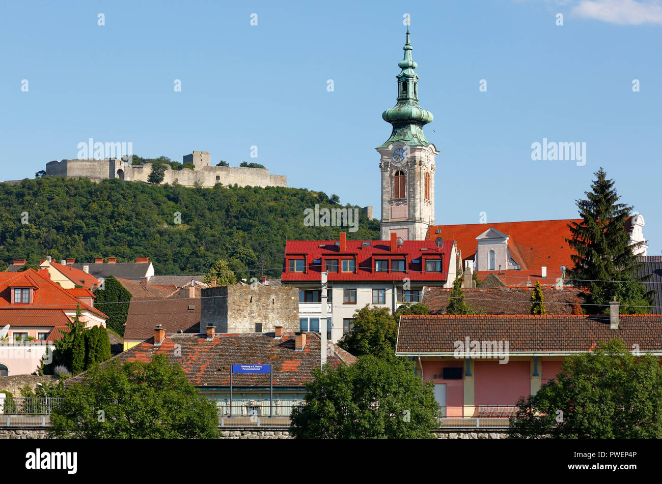 Österreich, Niederösterreich, Hainburg an der Donau, Danube-Auen National Park, Stadtblick, Jakob Kirche, Kirche, katholische Kirche, hinter dem Schloss Heimenburg auf der Burg Ruine Stockfoto