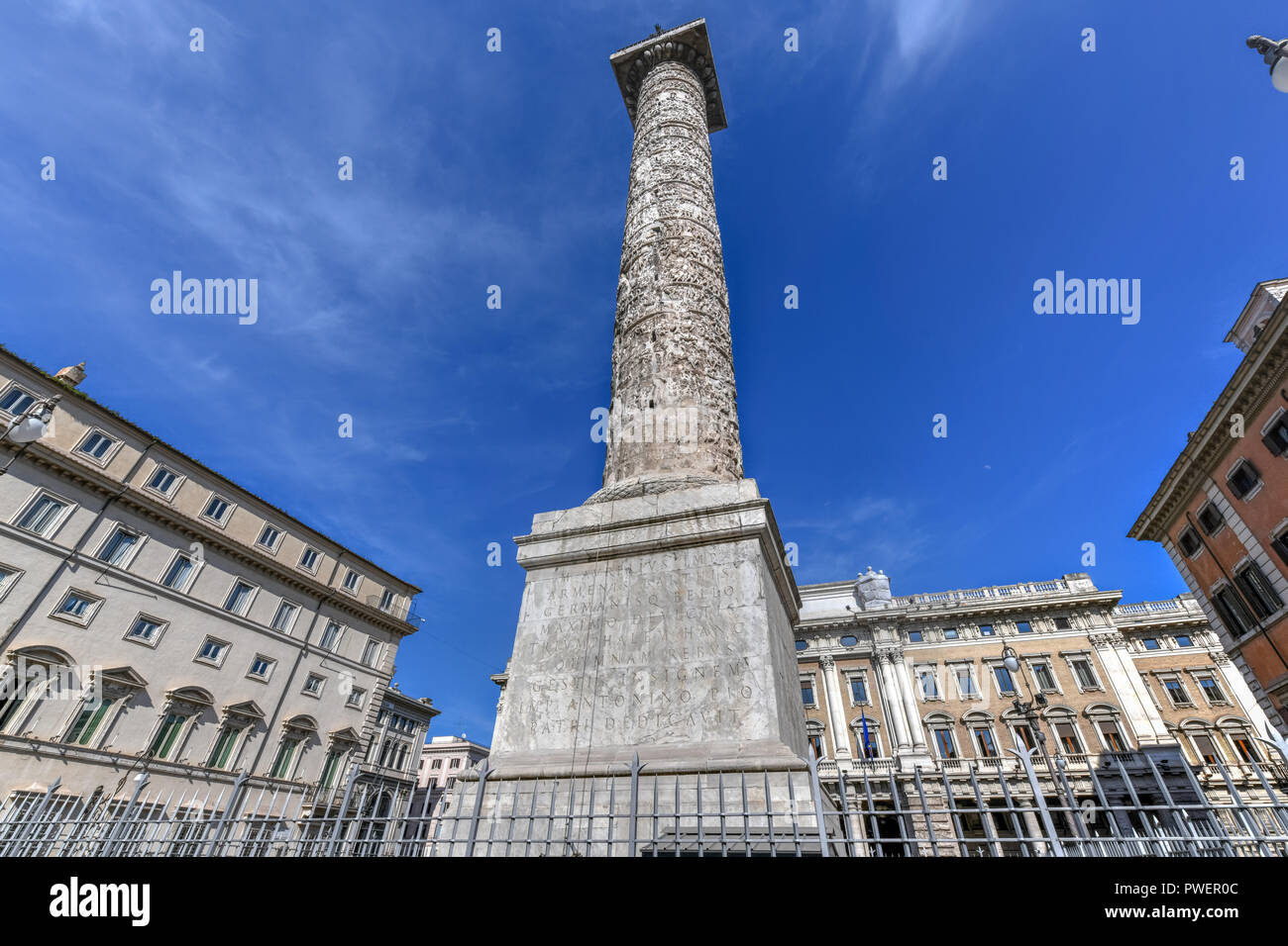 Aus Marmor Säule des Marcus Aurelius in Platz Piazza Colonna in Rom, Italien. Es ist eine dorische Säule ca. 100 Fuß hoch im 2. Jahrhundert n. Chr. erbaut und featuri Stockfoto