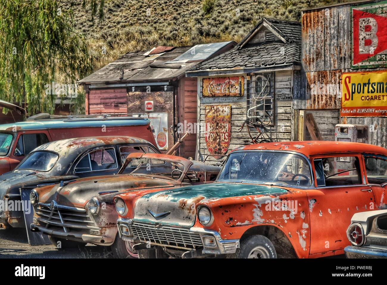 Ein HDR Foto von klassischen Autos in einer alten Garage in Spences Bridge, British Columbia, Kanada Stockfoto