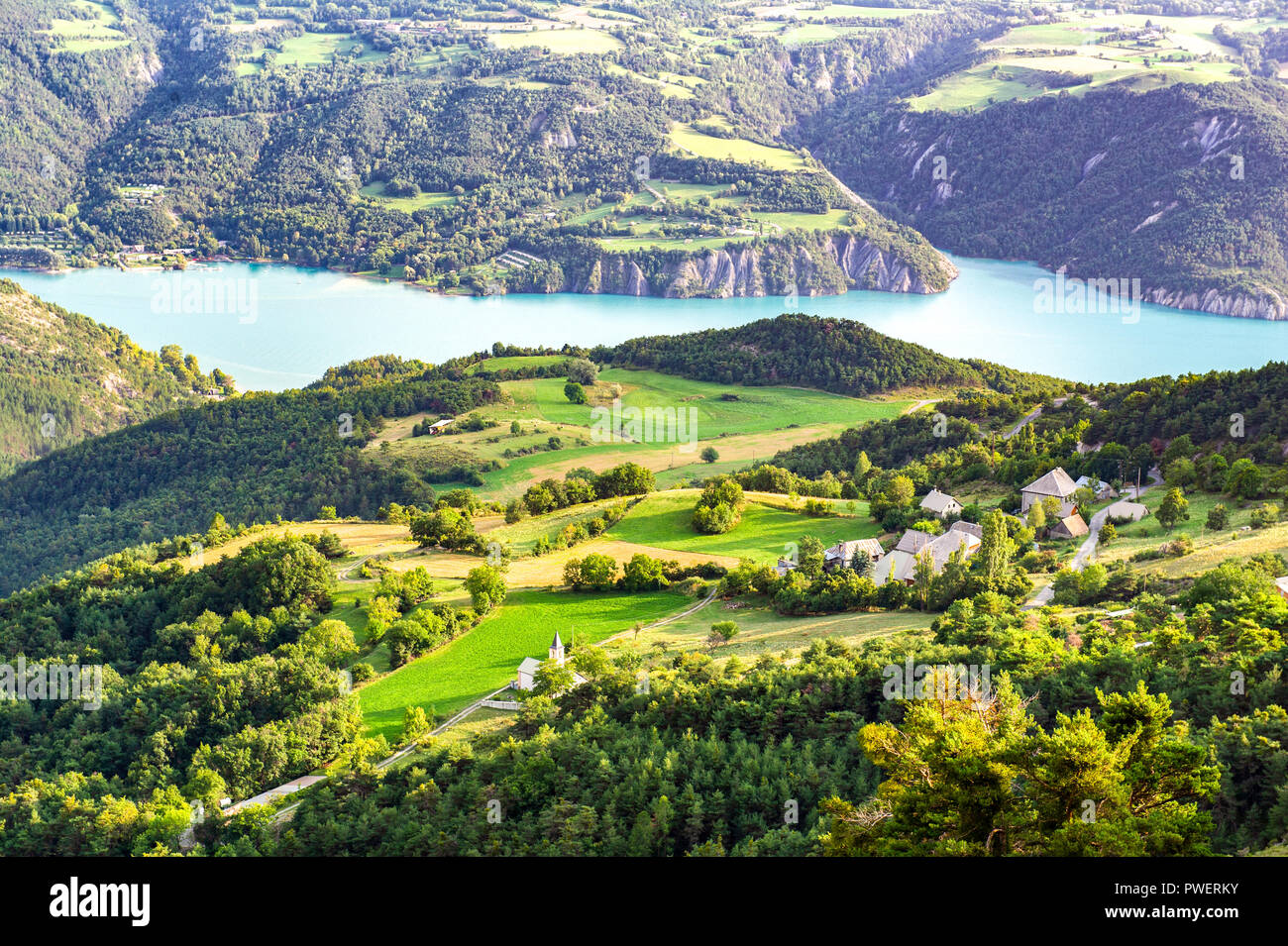 Frankreich. Hautes-Alpes (05). Lac de Serre-Ponçon und der Pontis Dorf aus der Pontis Pass Stockfoto