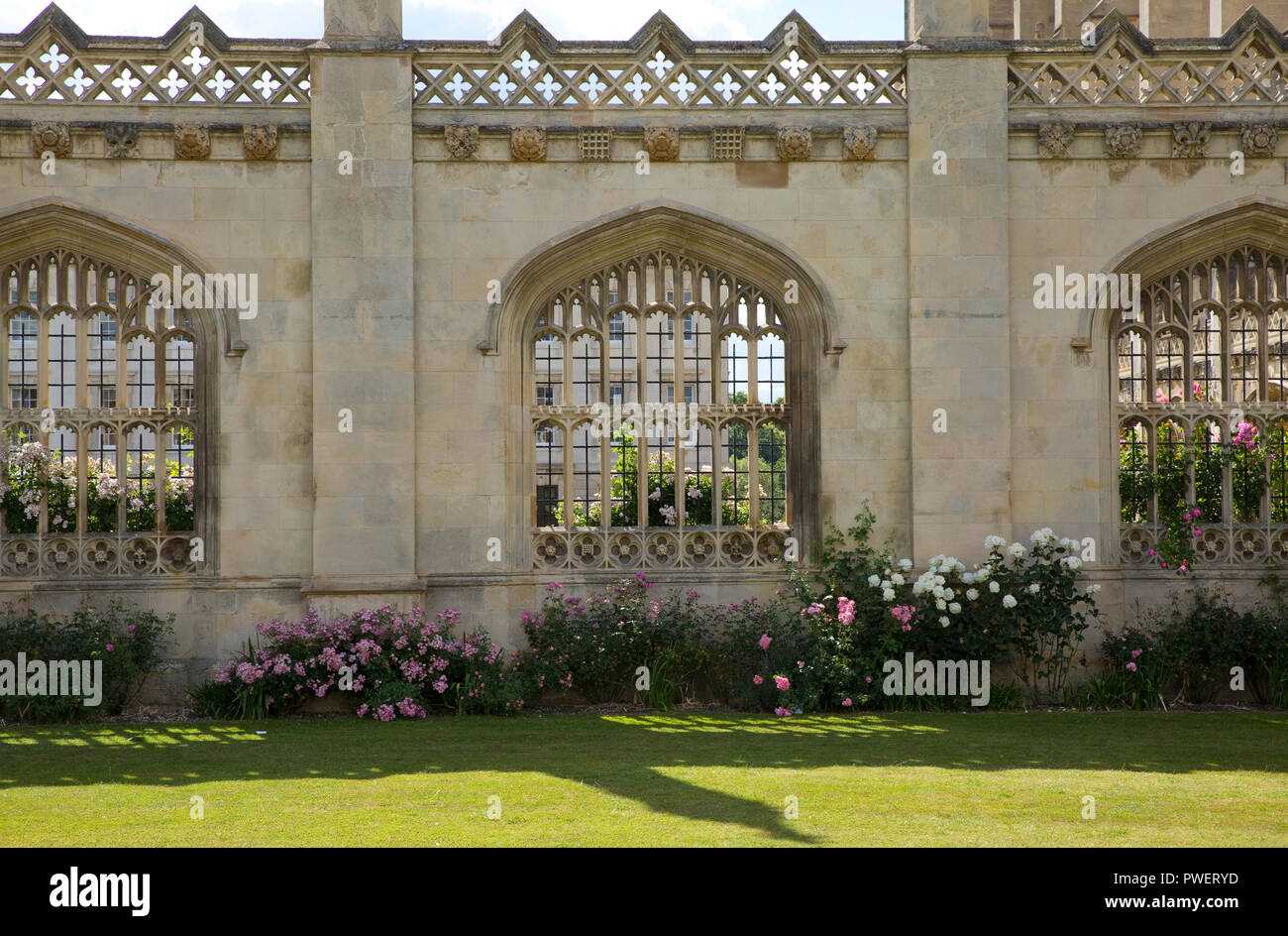 Vor Gericht Bildschirm am King's College Blick nach Westen vom King's Parade, Stadt Cambridge, Cambridgeshire, England Stockfoto