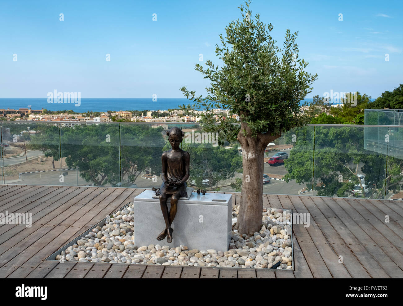 Das Mädchen und der Sperling Skulptur von zyprischen Künstler Yiota Nicodemou Mylona Ioannidou befindet sich in der St in Paphos Altstadt. Stockfoto