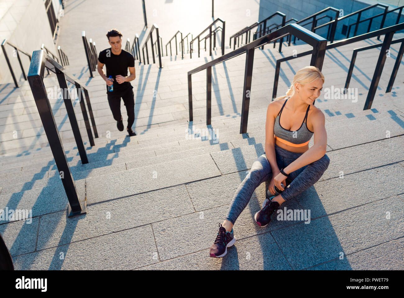 Frau ruht sich nach dem Joggen Stockfoto