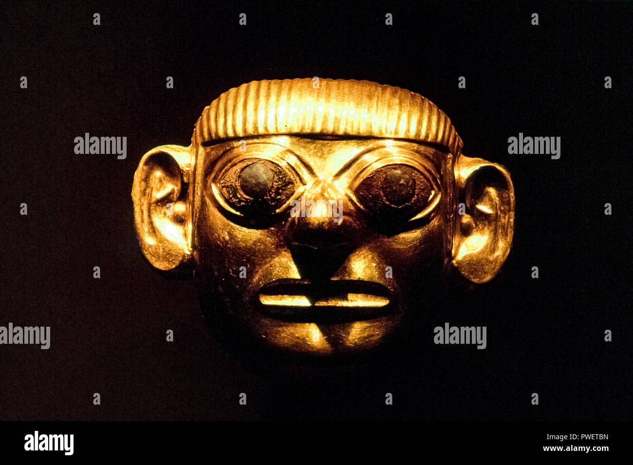 Peru Lambayeque - Museo Tumbas Reales de Sipán - Maske gold Stockfoto