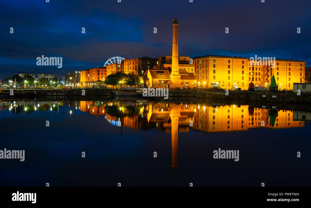 Liverpool Albert Dock Gebäude, betrachtet aus, Canning Dock, Pumpenhaus im Zentrum, Maritime Museum auf der rechten Seite. Bild aufgenommen im September 2018. Stockfoto