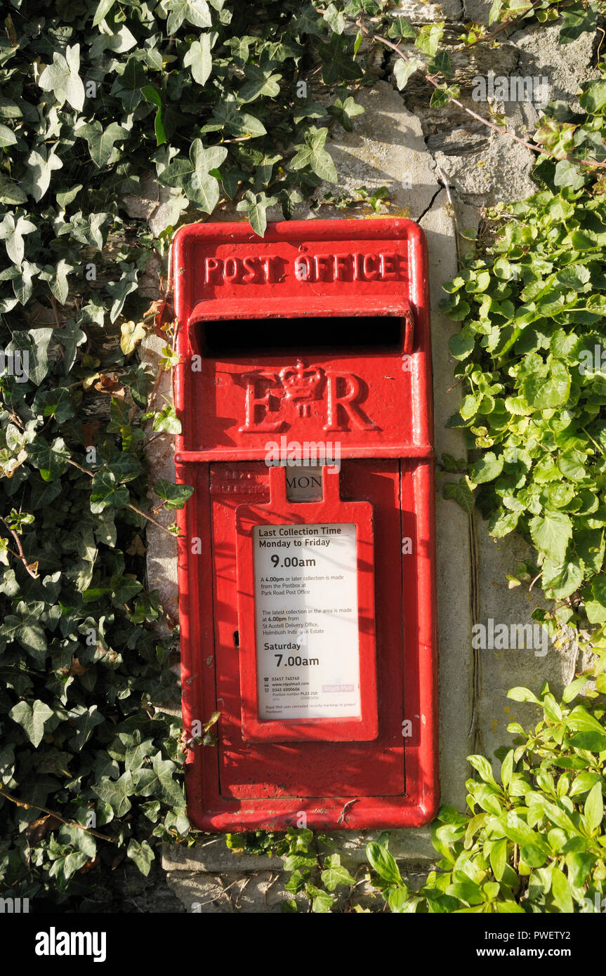 Royal Mail Post Box in einer Steinmauer von Laub, Cornwall, England, Großbritannien Stockfoto