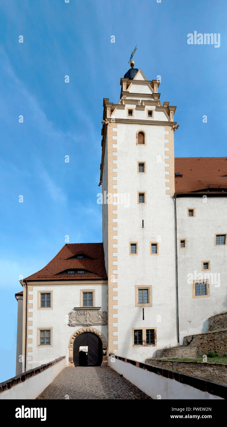 Der Clock Tower Brücke über den Burggraben. Schloss Colditz oder Schloss Colditz in Colditz, Deutschland. Ein Renaissance Schloss die meisten bekannt als Oflag IV-C. Stockfoto