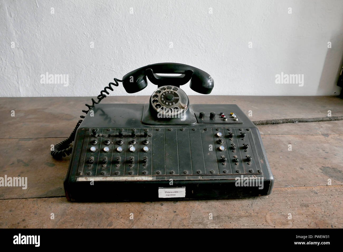 Eine Telefonzentrale mit Hinweis "Wehrmachtsausstellung" Eigentum im Eingang Wachstube. Schloss Colditz oder Schloss Colditz in Colditz, Deutschland. Stockfoto