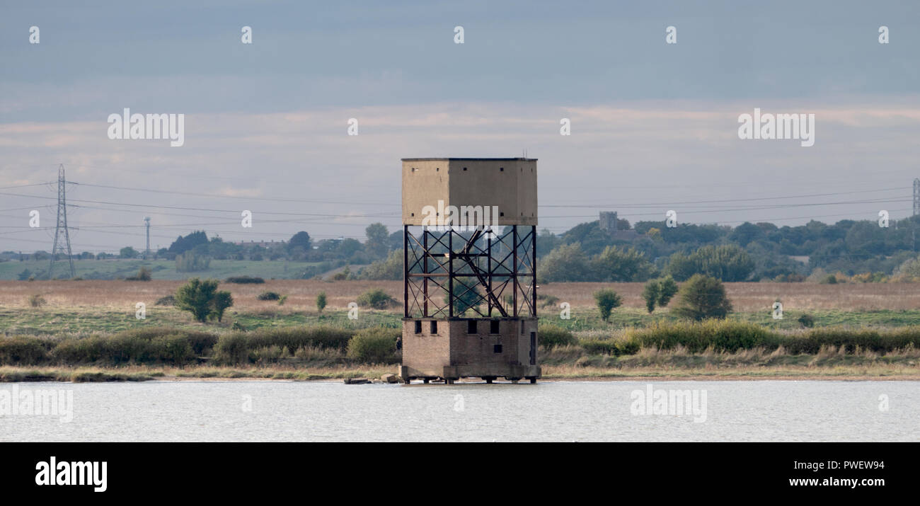 Britische Weltkrieg radarturm an der Mündung der Themse in der Nähe von Tilbury in London, England. Als Wasserturm getarnt. Stockfoto