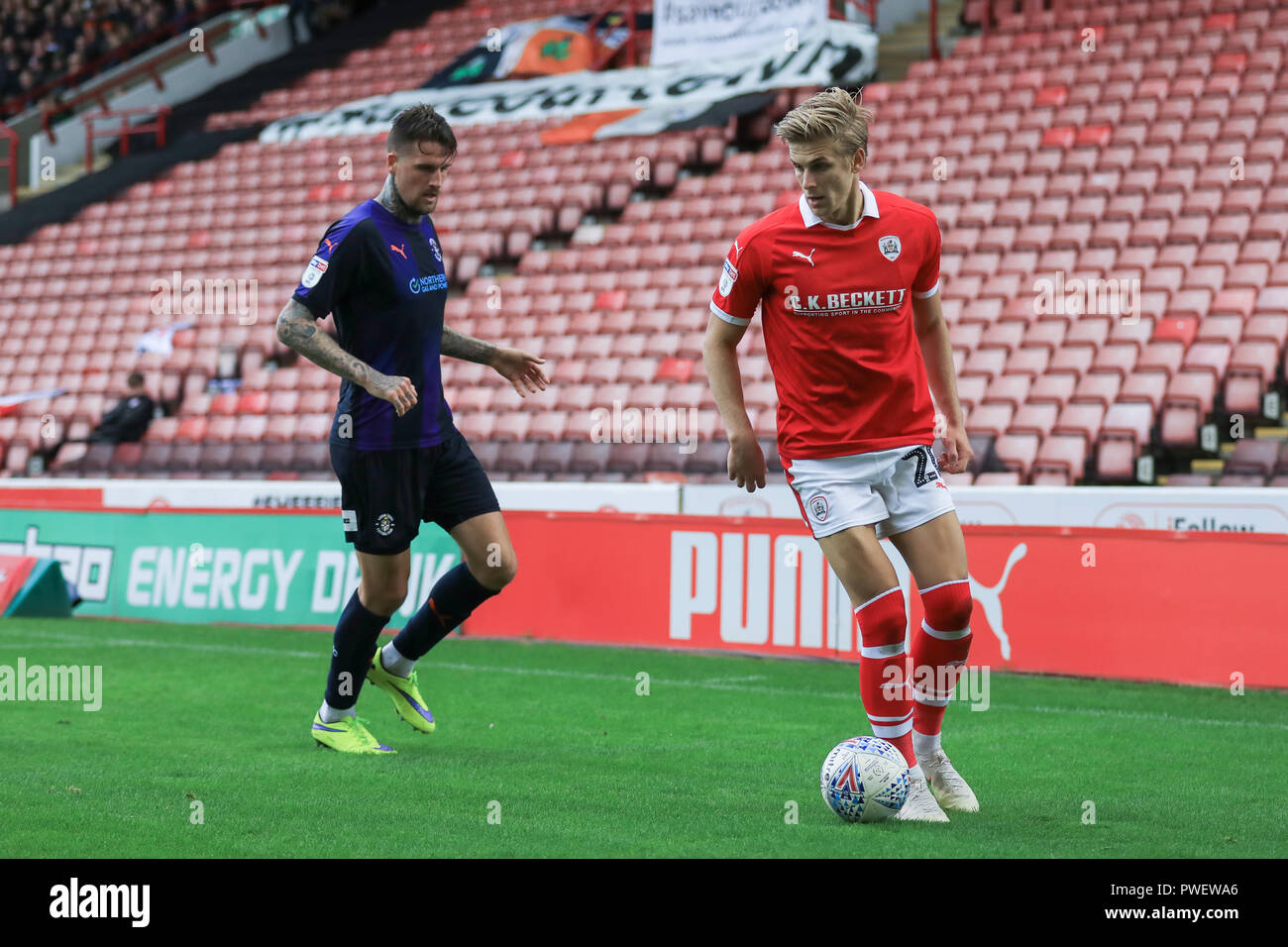 13. Oktober 2018, Oakwell, Barnsley, England; Sky Bet League One, Barnsley v Luton Town; Brad Potts von (20) Barnsley hält die Kugel Credit: John Hobson/News Bilder der Englischen Football League Bilder unterliegen DataCo Lizenz Stockfoto