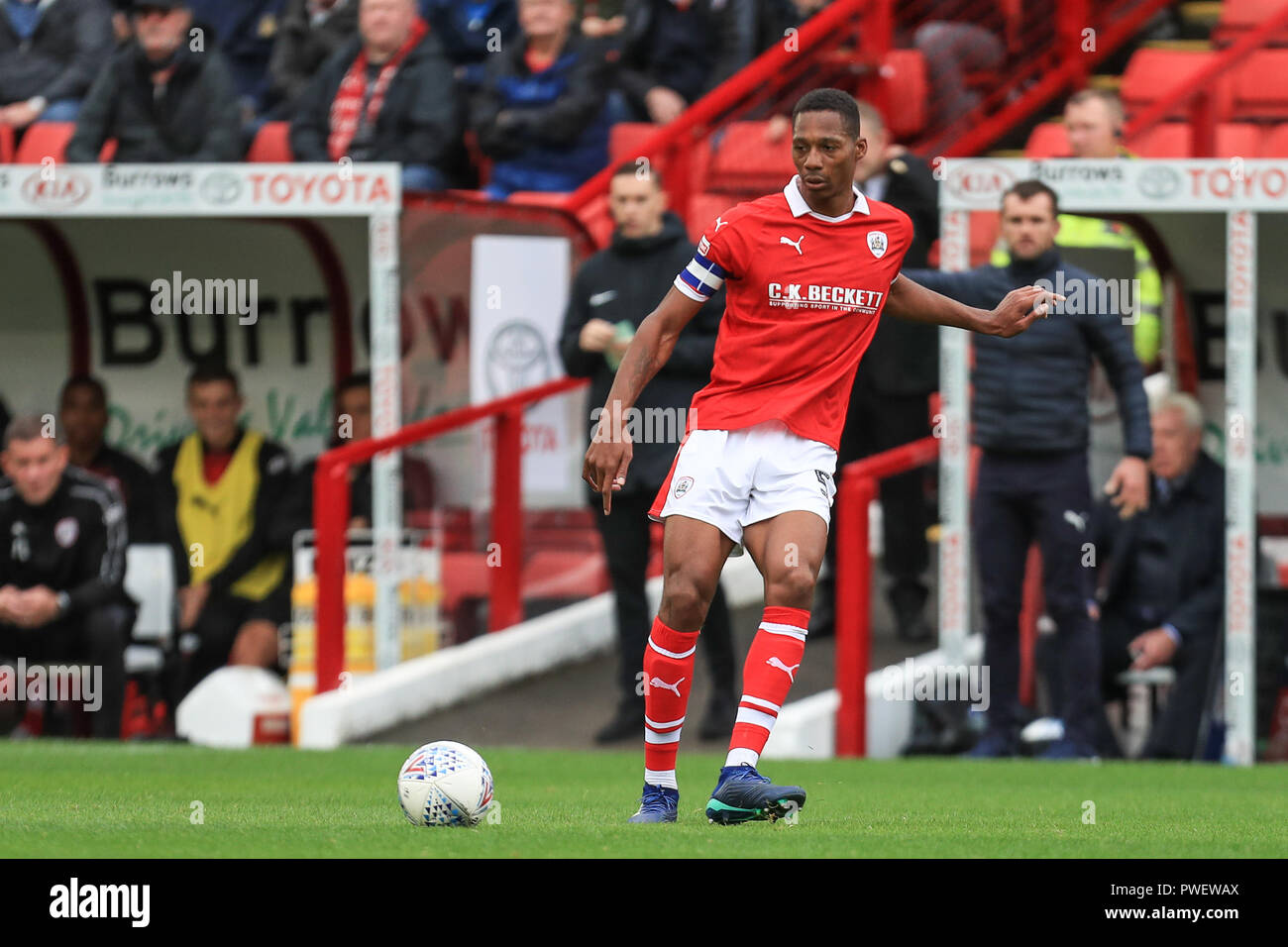 13. Oktober 2018, Oakwell, Barnsley, England; Sky Bet League One, Barnsley v Luton Town; Ethan Pinnock (05) Barnsley mit der Kugel Credit: John Hobson/News Bilder der Englischen Football League Bilder unterliegen DataCo Lizenz Stockfoto