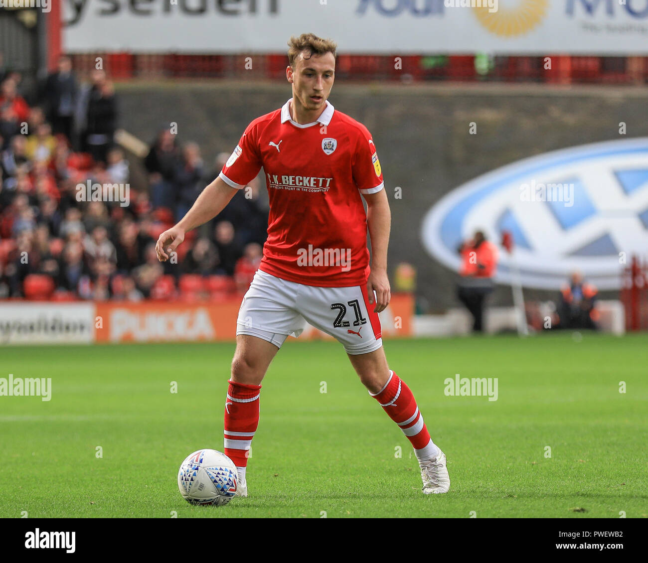 13. Oktober 2018, Oakwell, Barnsley, England; Sky Bet League One, Barnsley v Luton Town; Mike-Steven Bahre Barnsley mit der Kugel Credit: John Hobson/News Bilder der Englischen Football League Bilder unterliegen DataCo Lizenz Stockfoto