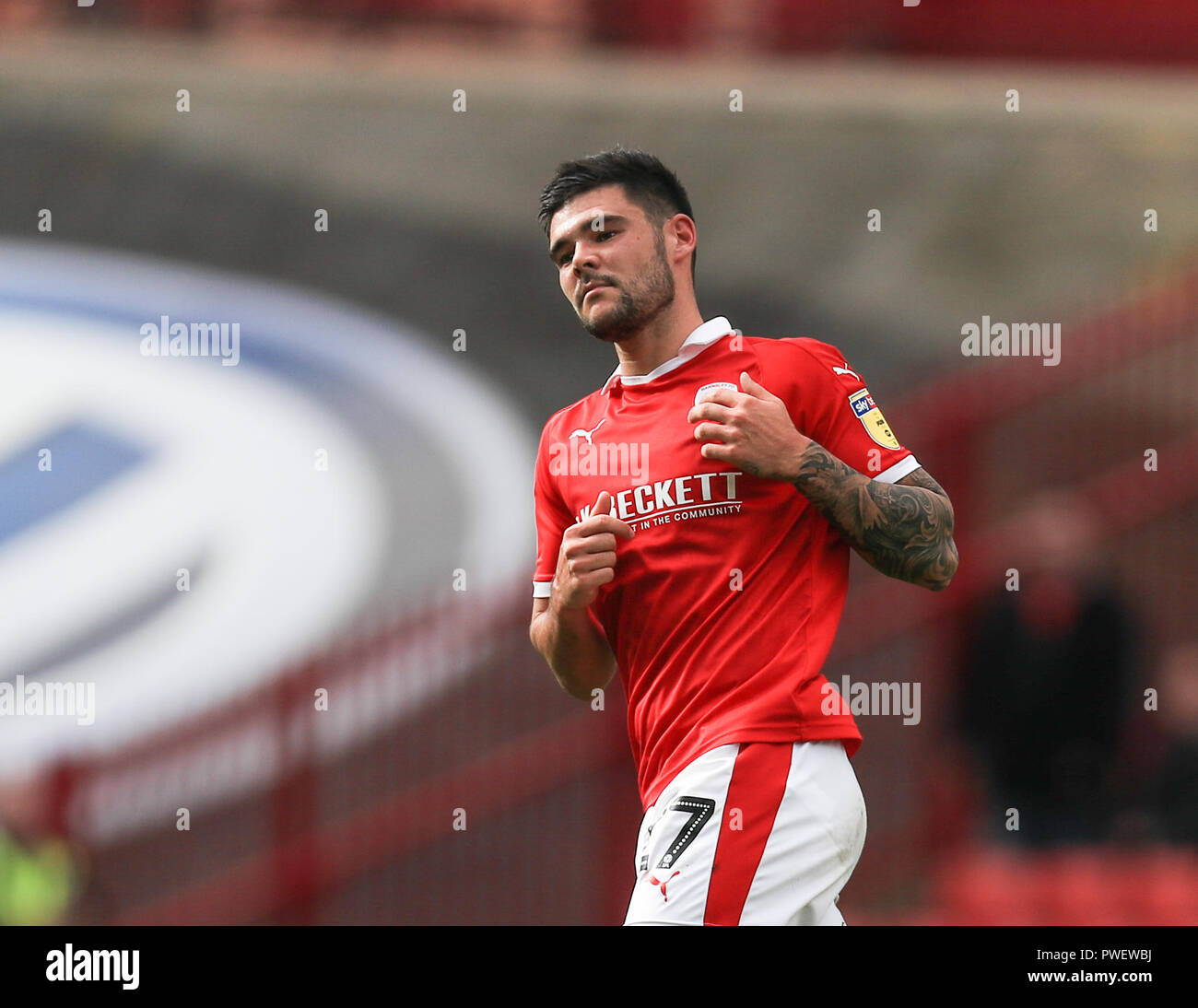 13. Oktober 2018, Oakwell, Barnsley, England; Sky Bet League One, Barnsley v Luton Town; Alex Mowatt (27) Barnsley Credit: John Hobson/News Bilder der Englischen Football League Bilder unterliegen DataCo Lizenz Stockfoto