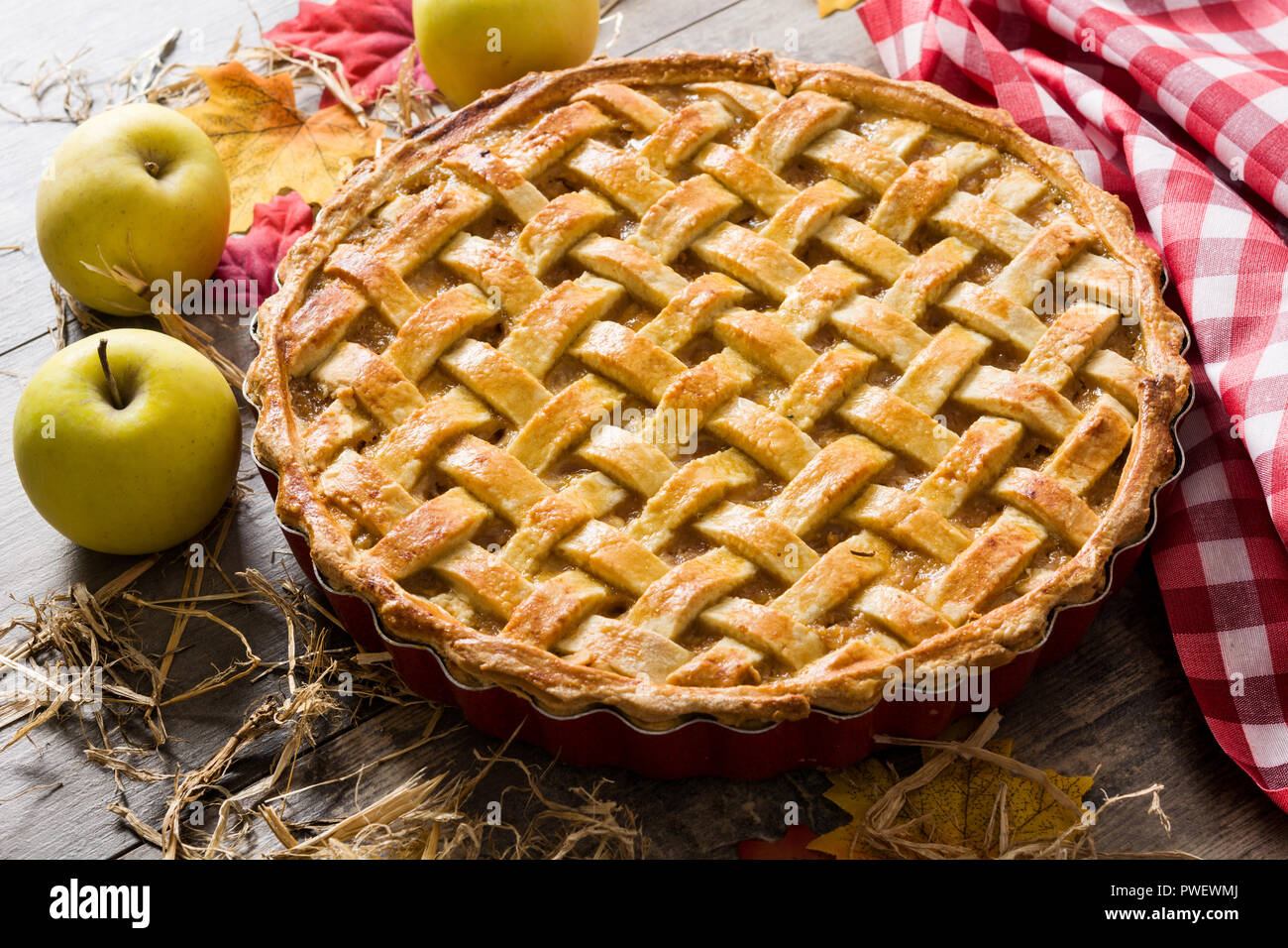 Hausgemachten Apfelkuchen auf hölzernen Tisch Stockfoto
