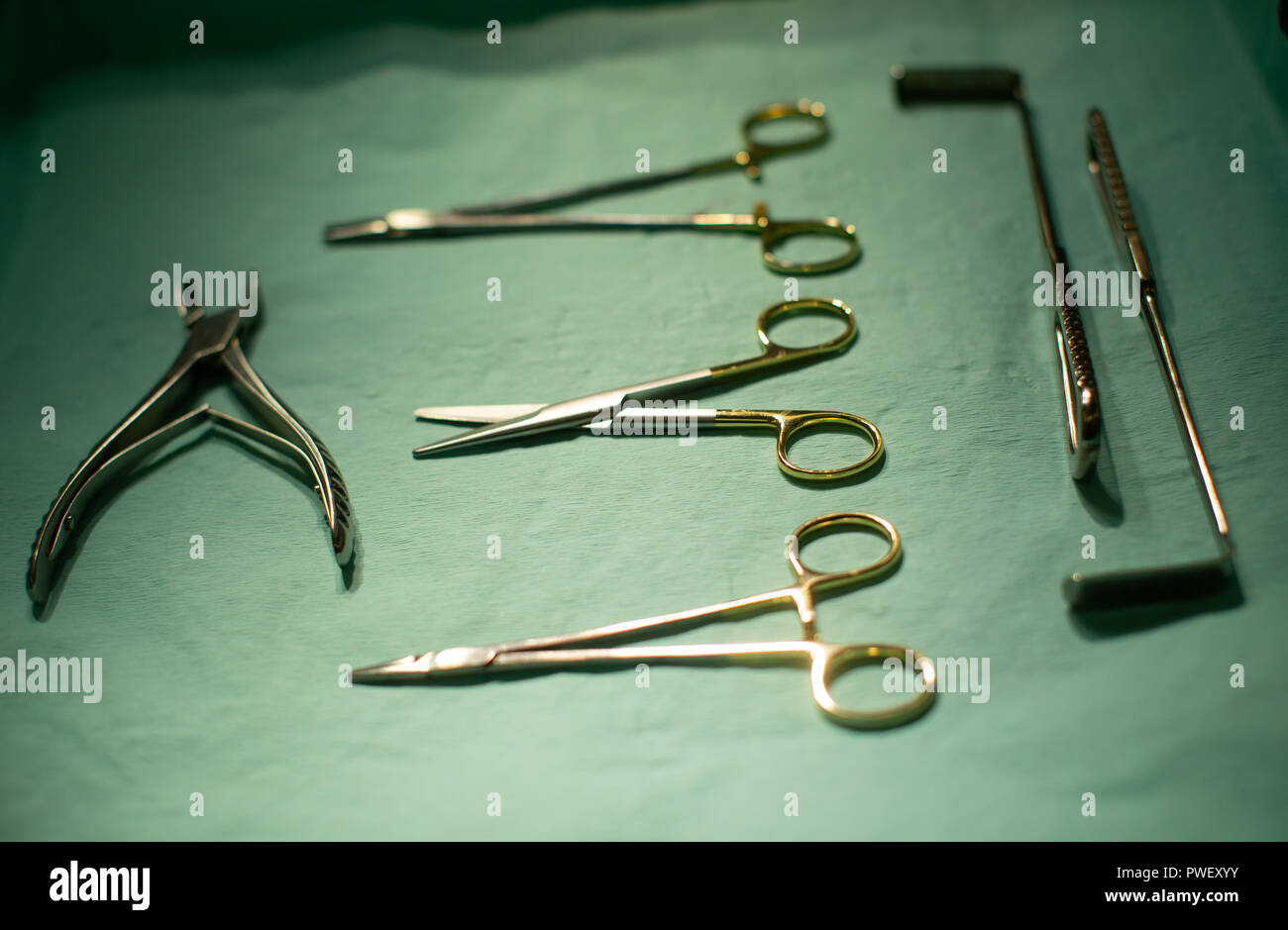 Chirurgische Geräte auf ein Fach in einem Krankenhaus Op. Stockfoto