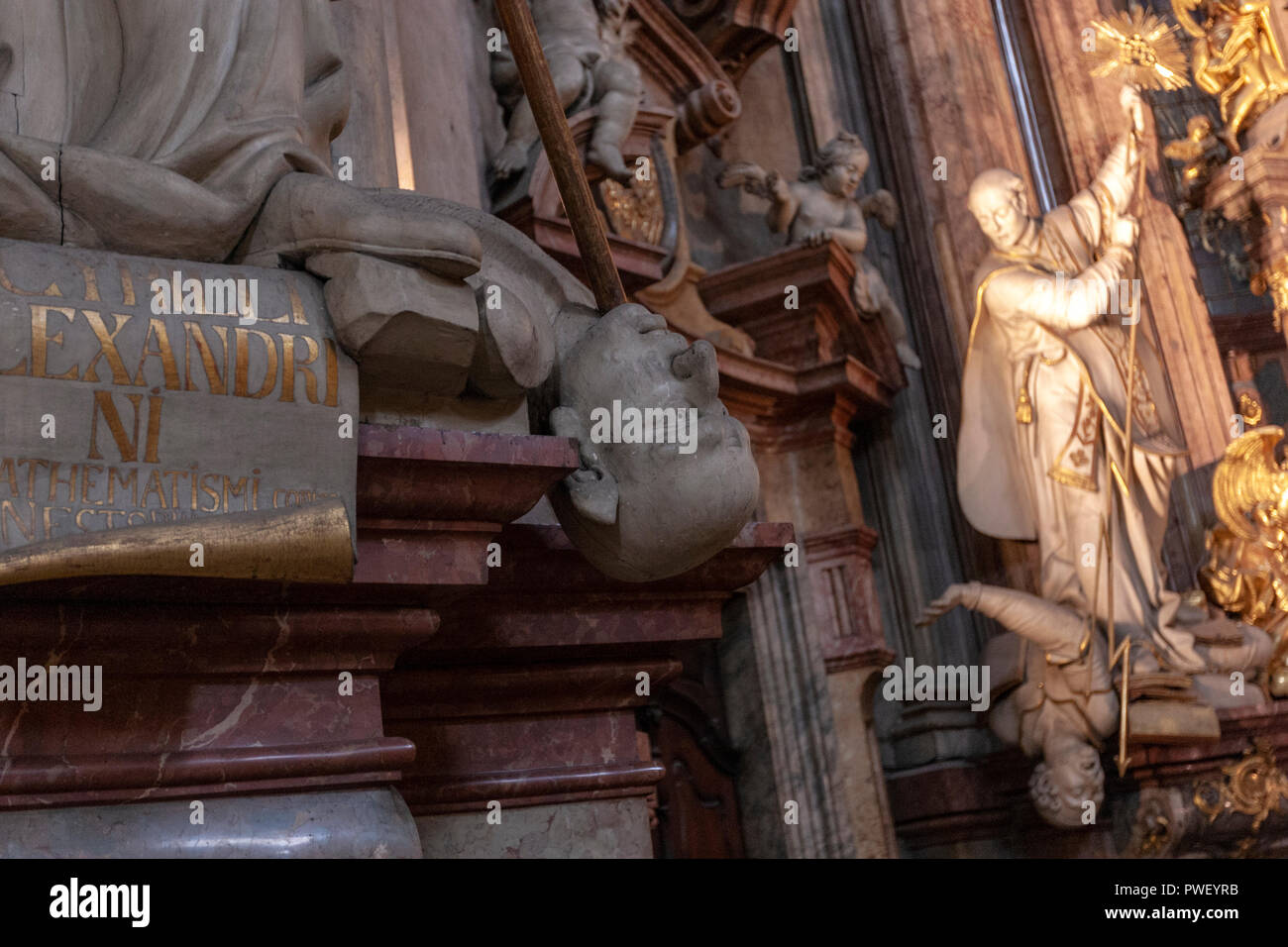 Statue des hl. Cyrill von Alexandrien spearing Nestorius von Konstantinopel in der Kirche des Heiligen Nikolaus, Malá Strana, Prag, Tschechische Republik. Stockfoto