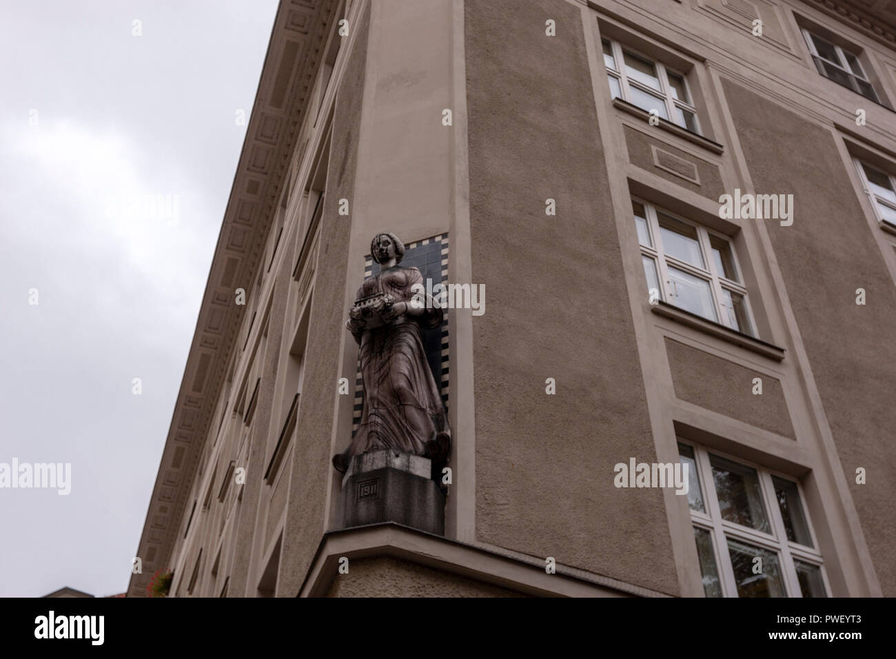 Jugendstil Skulptur in einer Ecke eines Gebäudes in der Maiselova, Prag, Tschechische Republik. Stockfoto