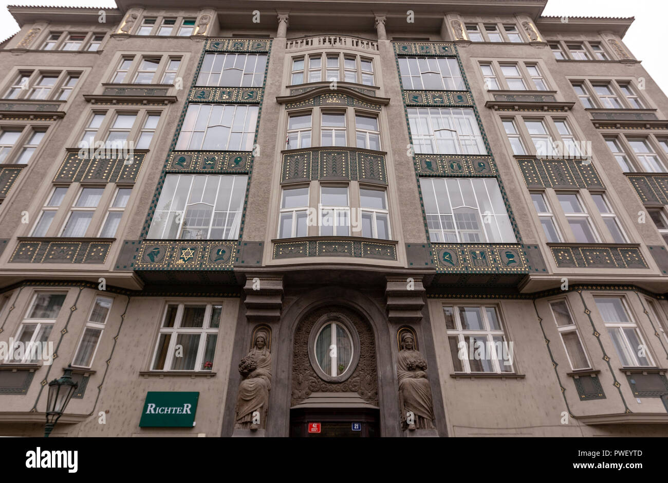 Fassade eines Jugendstilgebäude im Maiselova, Prag, Tschechische Republik. Stockfoto