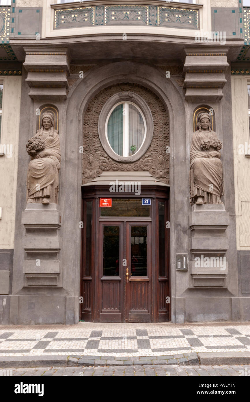 Tür Eingang eines Jugendstilgebäude im Maiselova, Prag, Tschechische Republik. Stockfoto