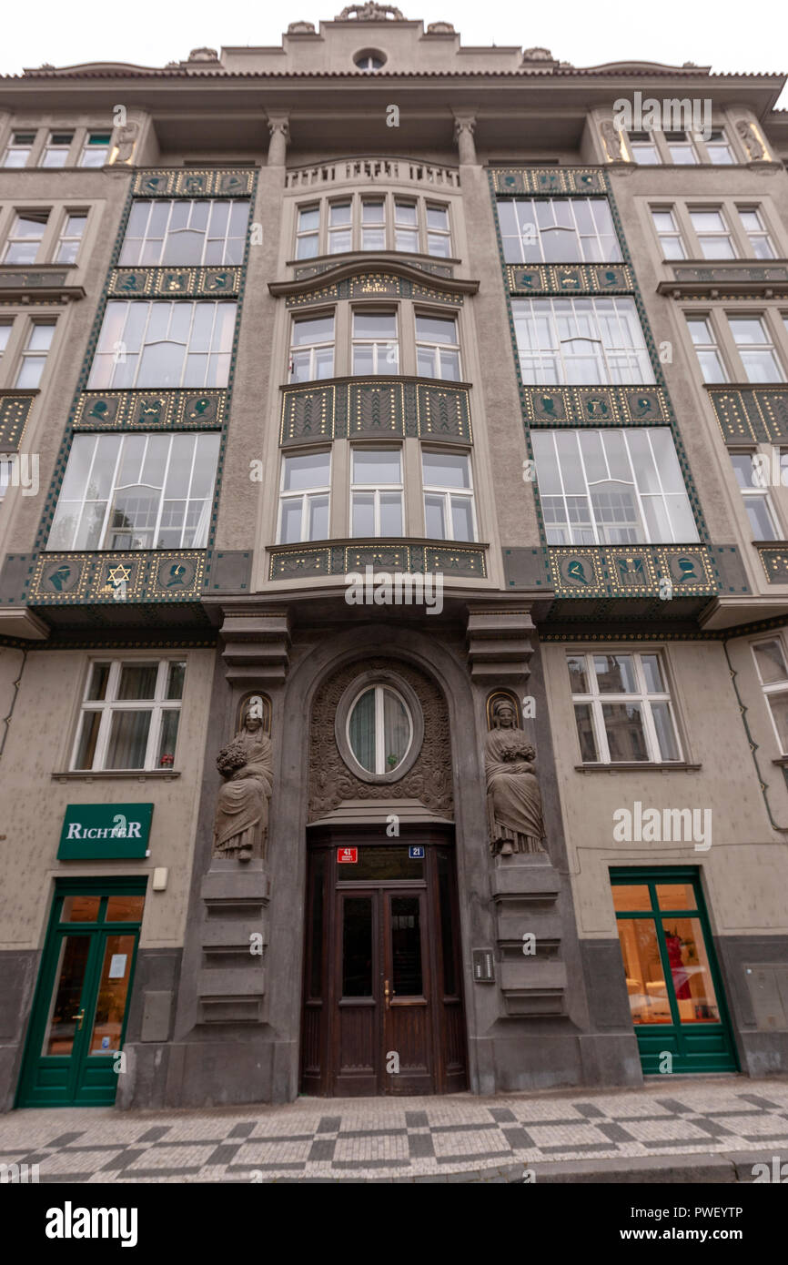 Tür Eingang eines Jugendstilgebäude im Maiselova, Prag, Tschechische Republik. Stockfoto