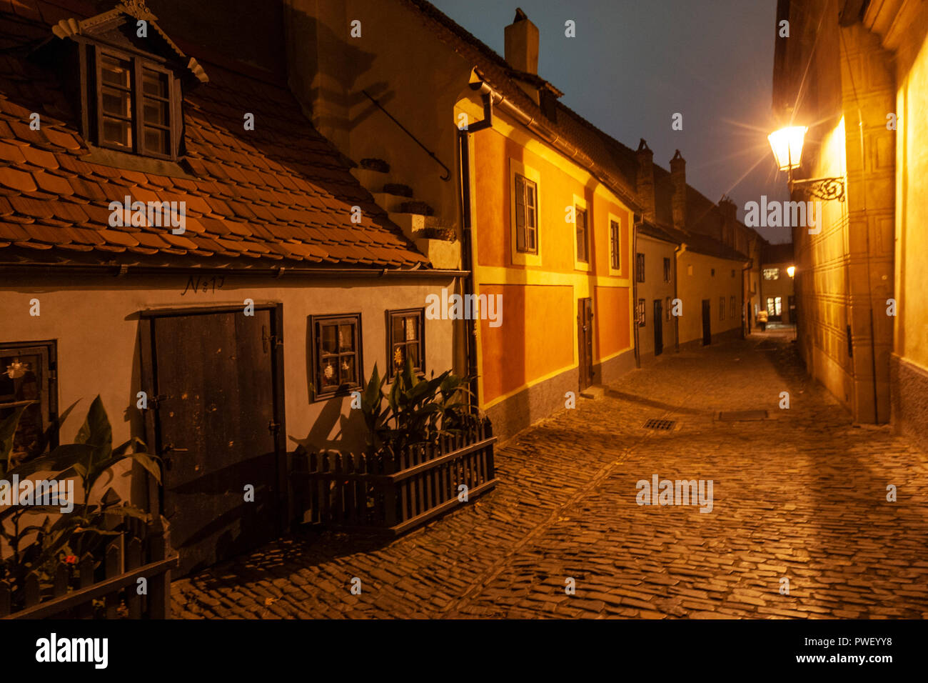 Goldene Gasse, Zlatá ulička u Daliborky bei Nacht, Prag, Tschechische Republik. Stockfoto