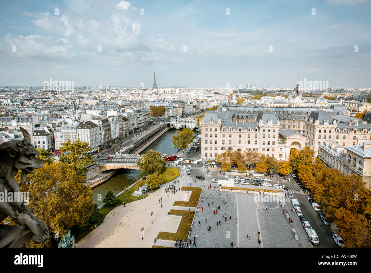 Antenne Panoramablick auf Paris aus der Kathedrale Notre-Dame im Morgenlicht in Frankreich Stockfoto