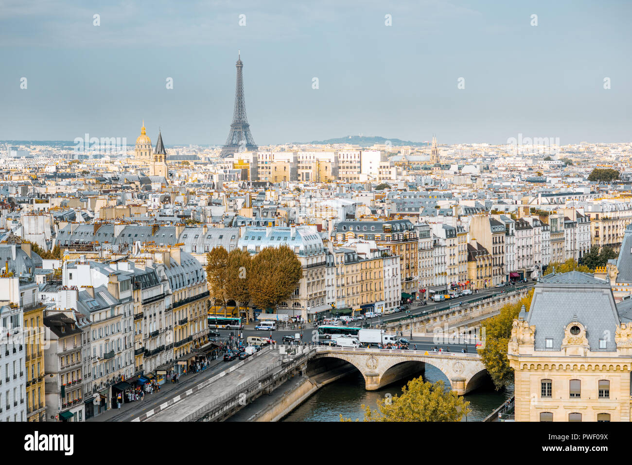 Antenne Panoramablick auf Paris aus der Kathedrale Notre-Dame mit Eiffelturm während der Morgen in Frankreich Stockfoto