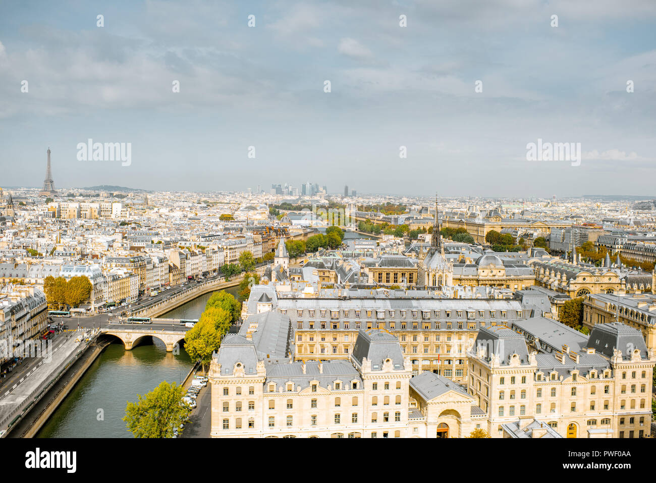 Antenne Panoramablick auf Paris aus der Kathedrale Notre-Dame im Morgenlicht in Frankreich Stockfoto