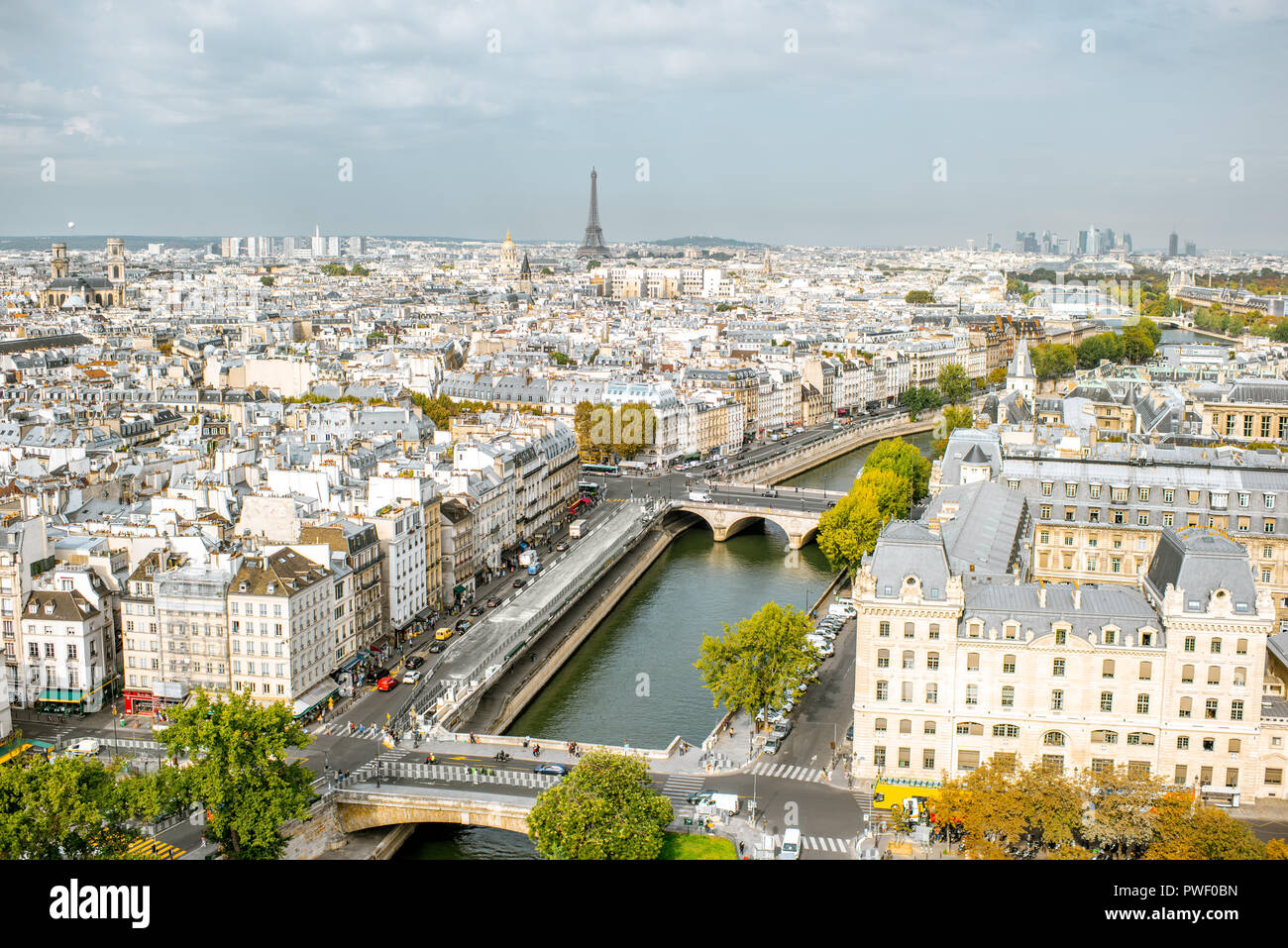 Antenne Panoramablick auf Paris aus der Kathedrale Notre-Dame im Morgenlicht in Frankreich Stockfoto