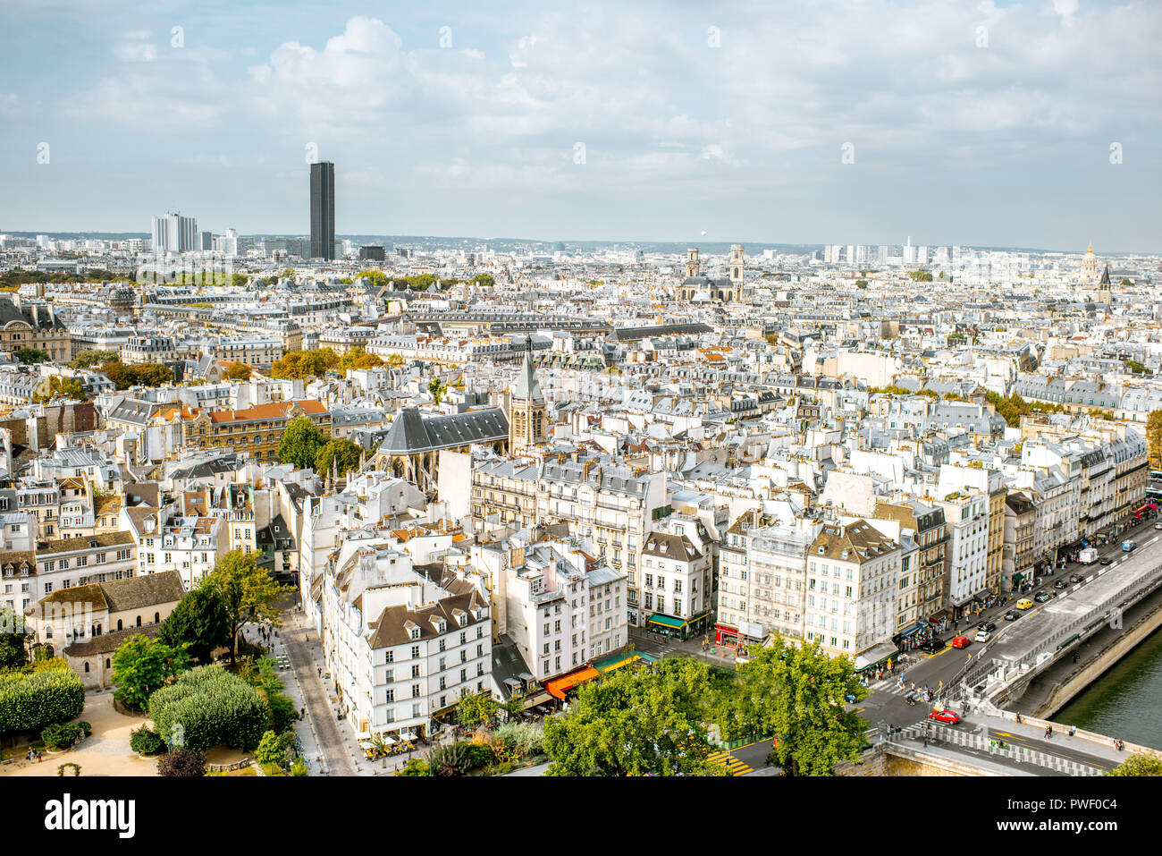 Antenne Panoramablick auf Paris aus der Kathedrale Notre-Dame im Morgenlicht in Frankreich Stockfoto