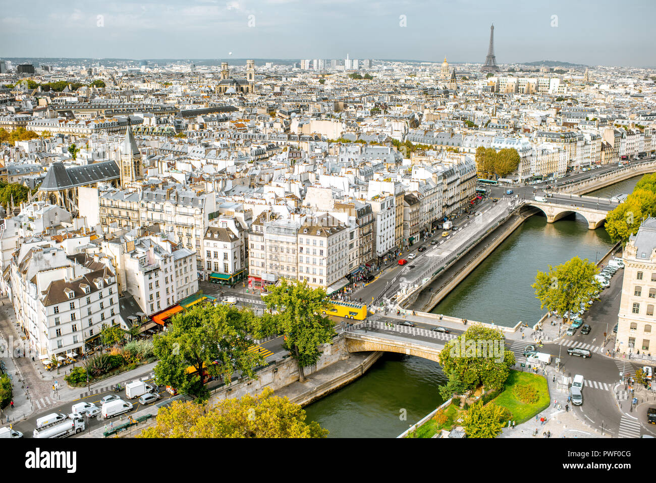 Antenne Panoramablick auf Paris aus der Kathedrale Notre-Dame im Morgenlicht in Frankreich Stockfoto