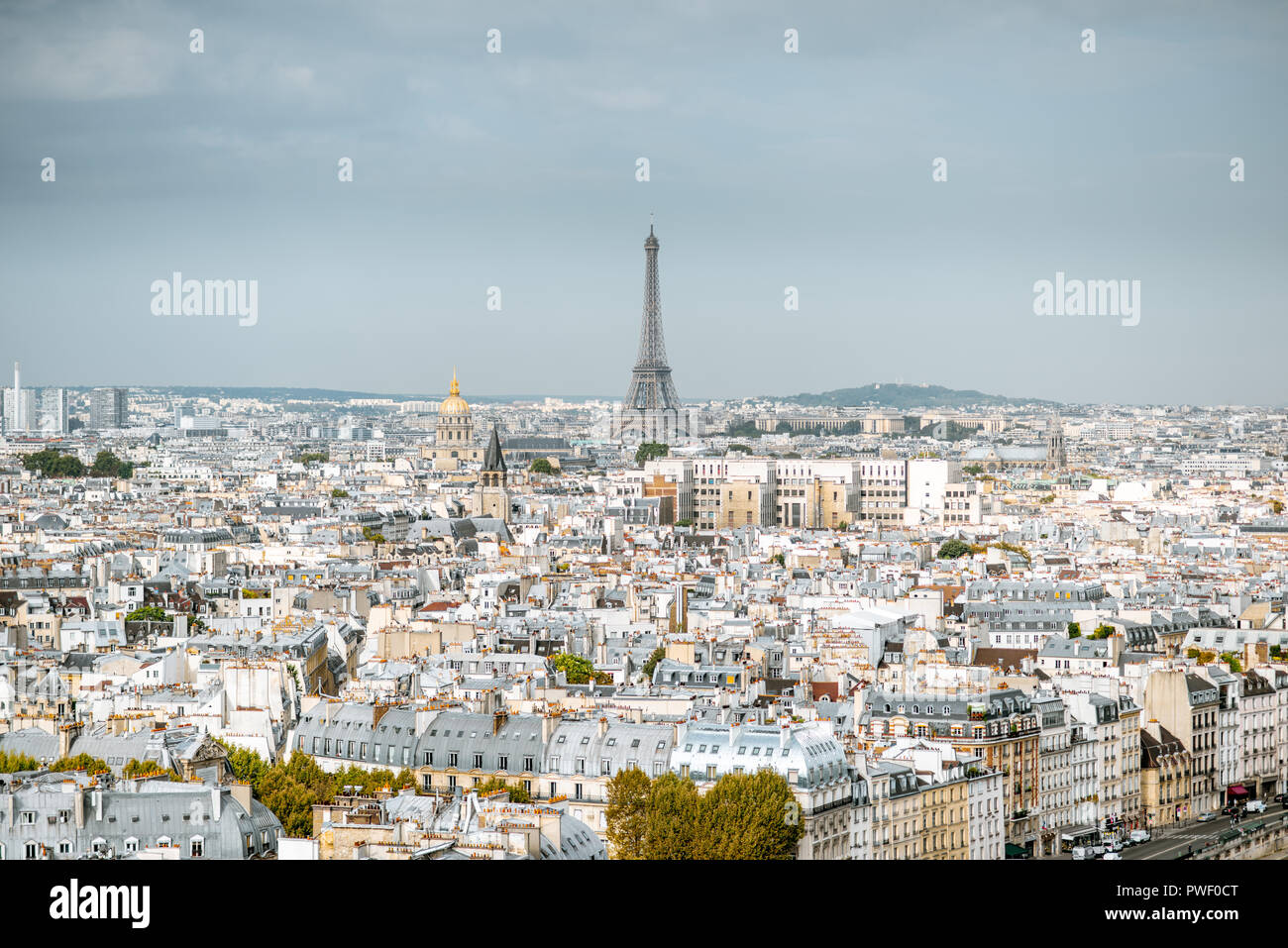 Antenne Panoramablick auf Paris aus der Kathedrale Notre-Dame mit Eiffelturm während der Morgen in Frankreich Stockfoto