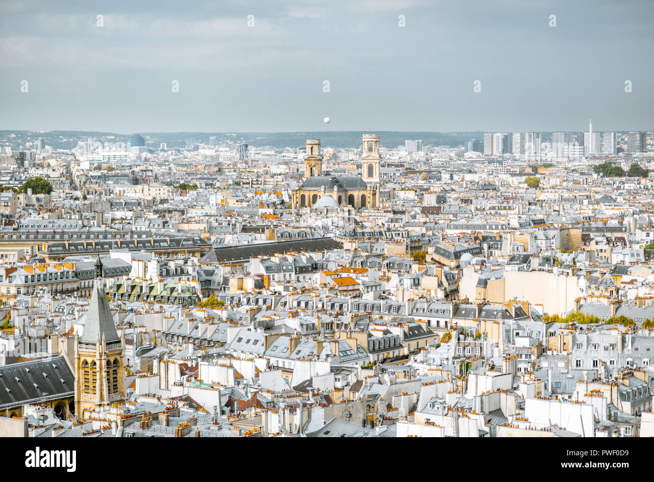 Antenne Panoramablick auf Paris aus der Kathedrale Notre-Dame im Morgenlicht in Frankreich Stockfoto