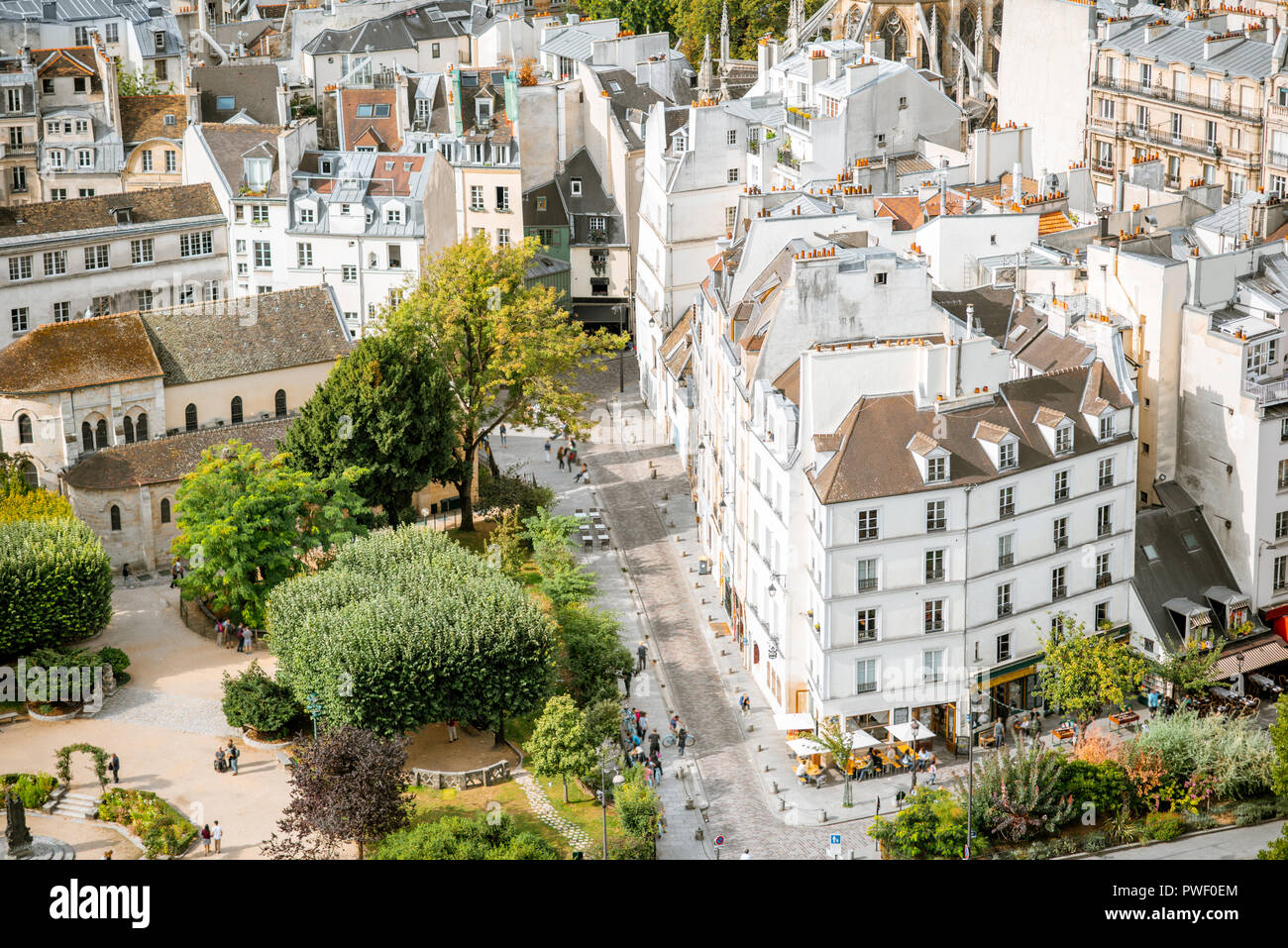 Ansicht von oben auf der schönen Wohngebäude in Paris. Stockfoto