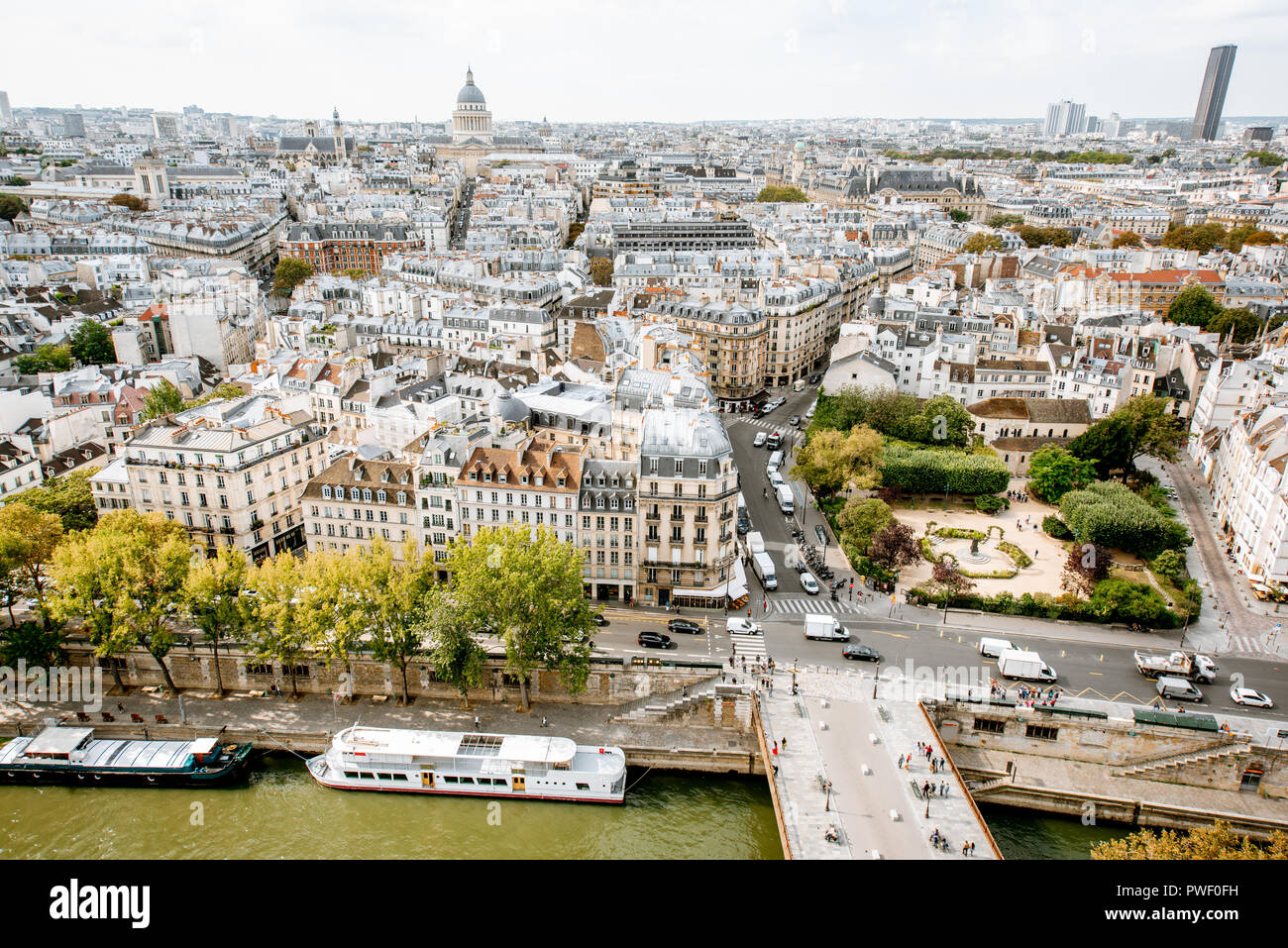 Antenne Panoramablick auf Paris aus der Kathedrale Notre-Dame im Morgenlicht in Frankreich Stockfoto