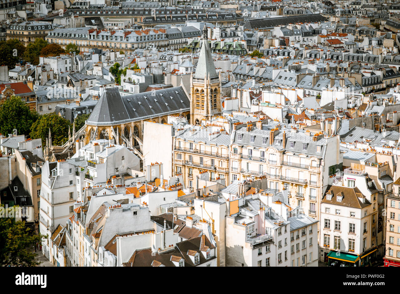 Ansicht von oben auf der schönen Wohnhäusern und Kirche in Paris. Stockfoto